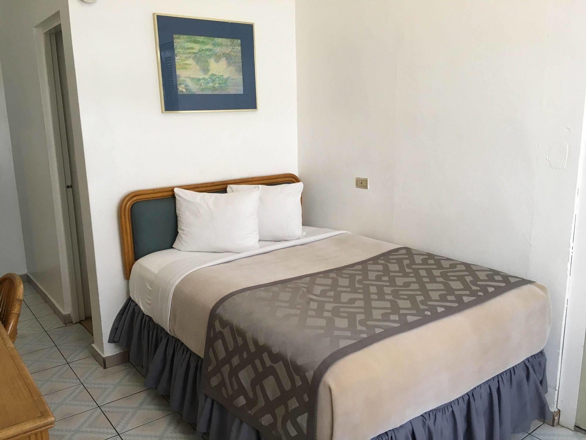 Borinquen Beach Inn San Juan Exterior photo